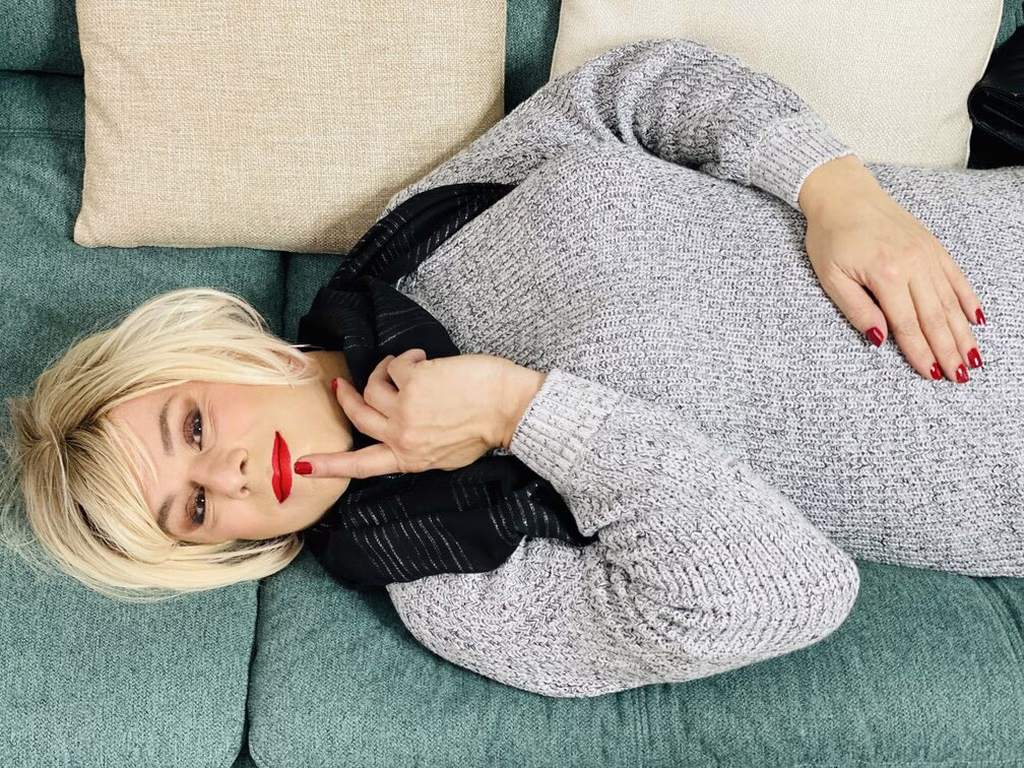 femme travesti transgenre au sourire ingénue