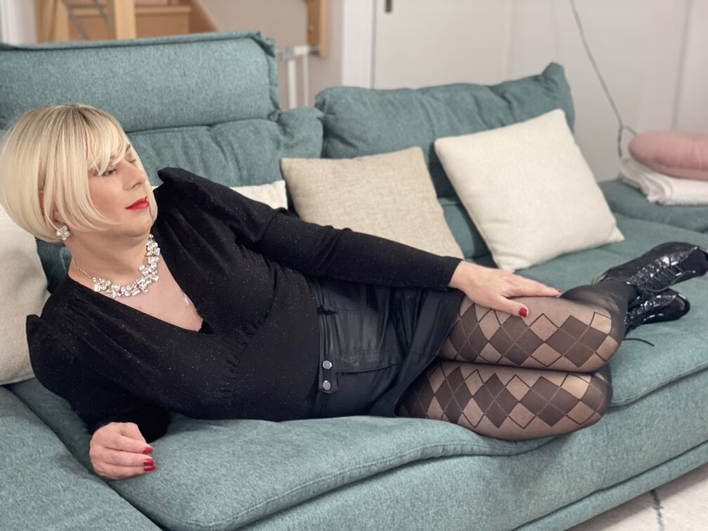 Femme en collant sur sofa travesti