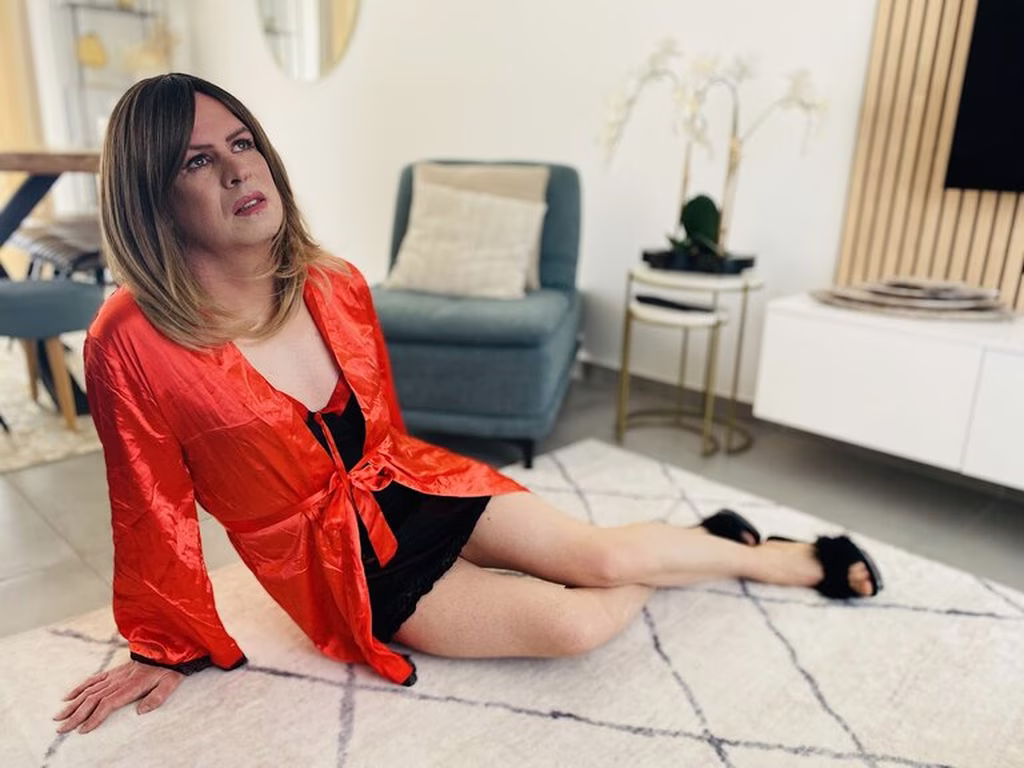 Travesti en déshabillé rouge et mules