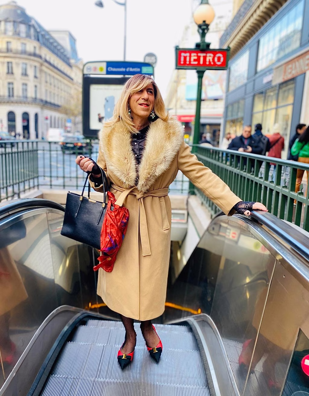 "The queen TB" maîtrise l'art du glamour parisien avec son manteau élégant et ses collants résille, apportant une touche audacieuse et raffinée à cette tenue