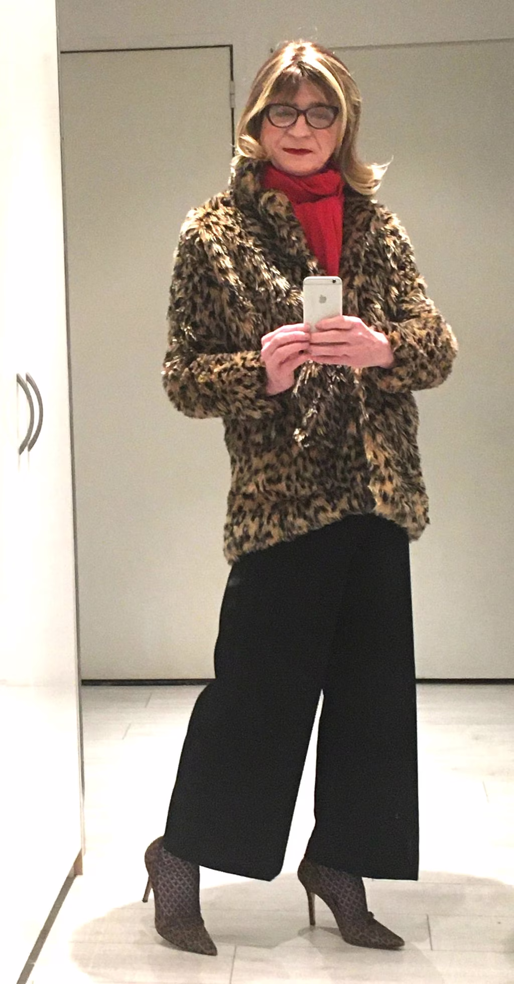 La veste léopard de Claude apporte une touche audacieuse et sophistiquée à cette tenue, parfaitement équilibrée par les escarpins raffinés