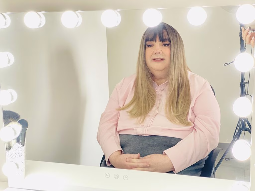 Carole en séance de maquillage et féminisation 2
