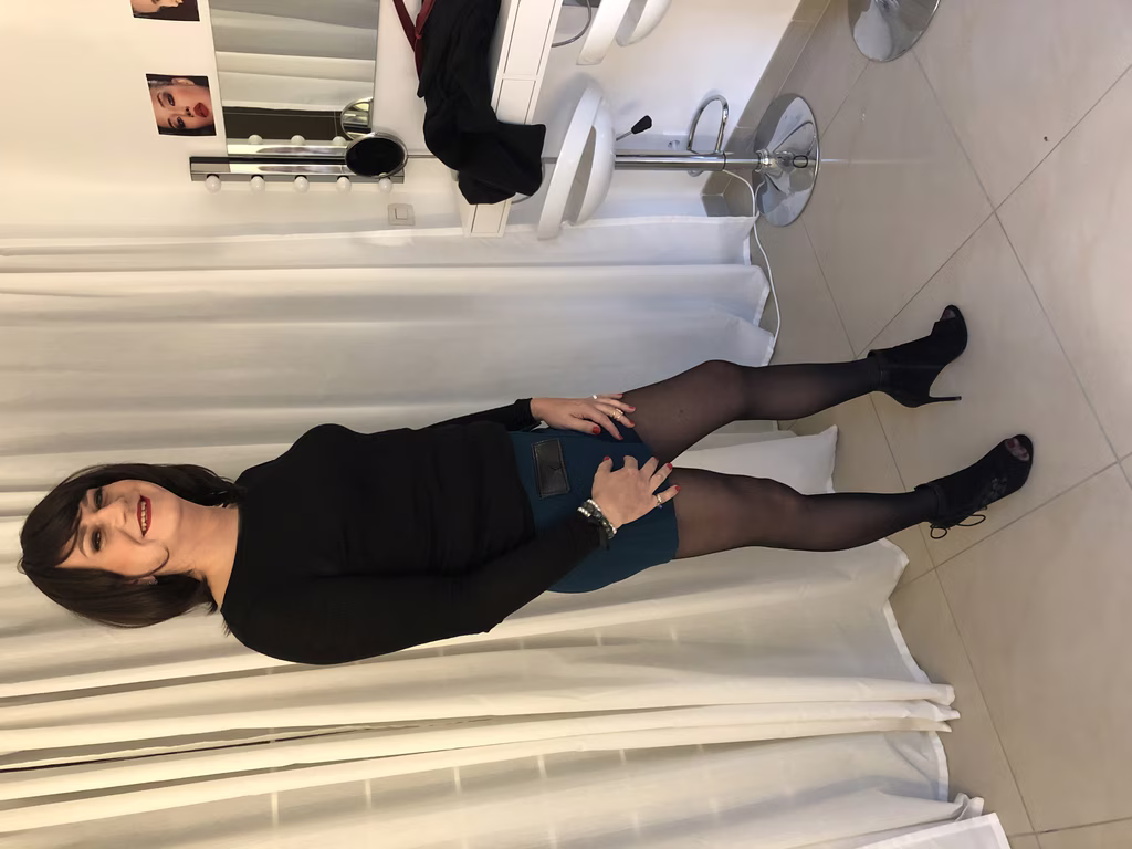 Travesti transgenre maquillée par Jennifer dans son atelier