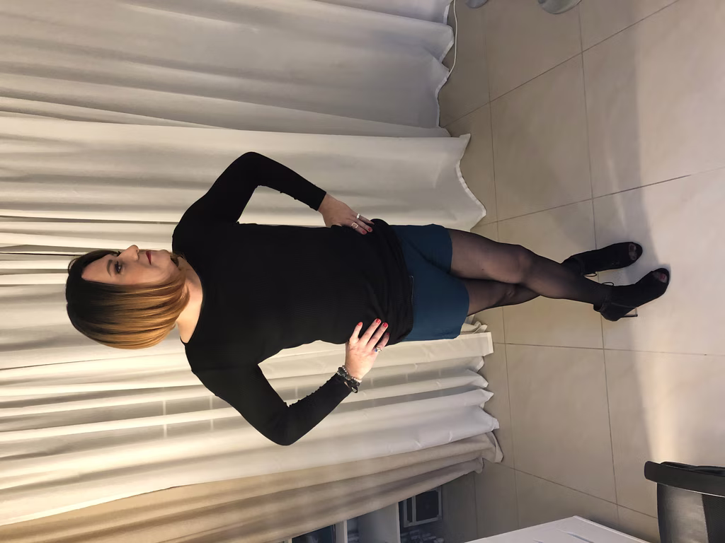 Travesti transgenre maquillée par Jennifer dans son atelier