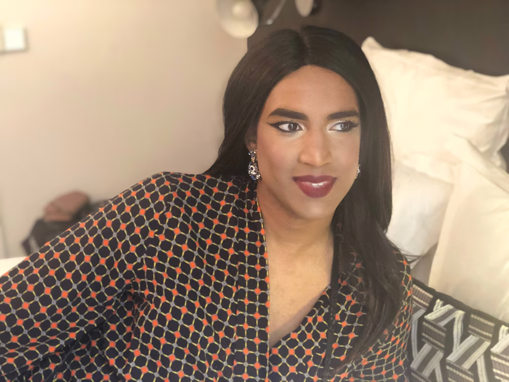 Travesti transgenre maquillée par Jennifer dans son atelier
