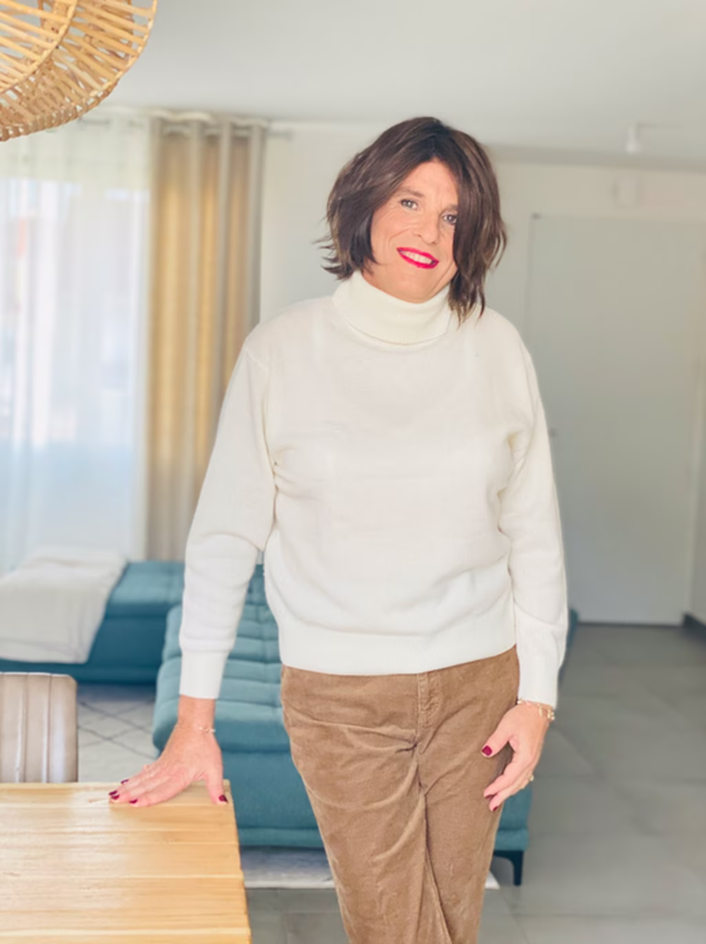 Femme transgenre avec col roulé