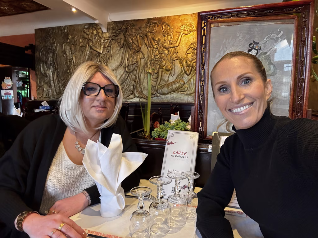 Stéphanie et Jennifer lors d’une sortie en public après une journée complète Transbeauté : maquillage, féminisation et accompagnement pour travesti