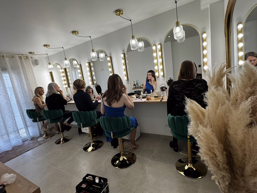 cours collectif de maquillage chez Transbeauté, dans un espace élégant et lumineux, spécialement pensé pour la féminisation et l’accompagnement en beauté. Plusieurs personnes travesties sont installées face à de grands miroirs éclairés, en pleine séance de maquillage collectif. L’ambiance est à la fois chic, bienveillante et conviviale, propice à l’apprentissage, au partage et à la confiance en soi. Ce type d’atelier permet de progresser en maquillage travesti, de travailler son image, et de vivre un vrai moment d’échange autour du travestissement, de la transformation et de l’expression de sa féminité.