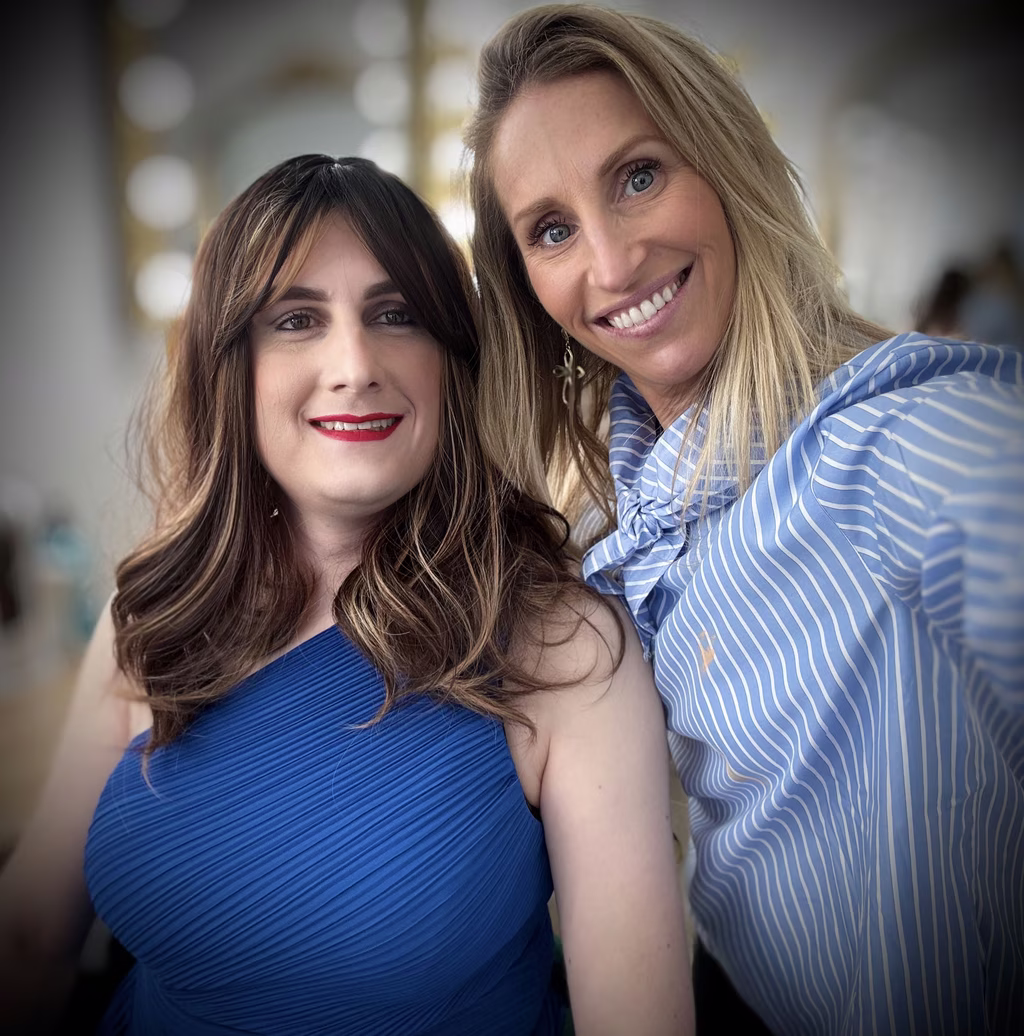 Jennifer et Roxane lors d’un atelier collectif Transbeauté, cours de maquillage pour personnes transgenres et travesties à Paris.