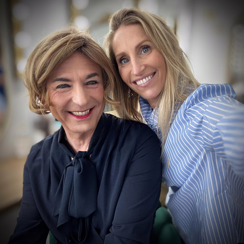Jennifer, maquilleuse professionnelle fondatrice de Transbeauté, pose avec Françoise après le premier atelier collectif de maquillage dans son studio. Cette photo illustre l’ambiance bienveillante, conviviale et inclusive du cours de maquillage pour personnes transgenres et travesties, mêlant apprentissage technique, confiance en soi et création de lien.
