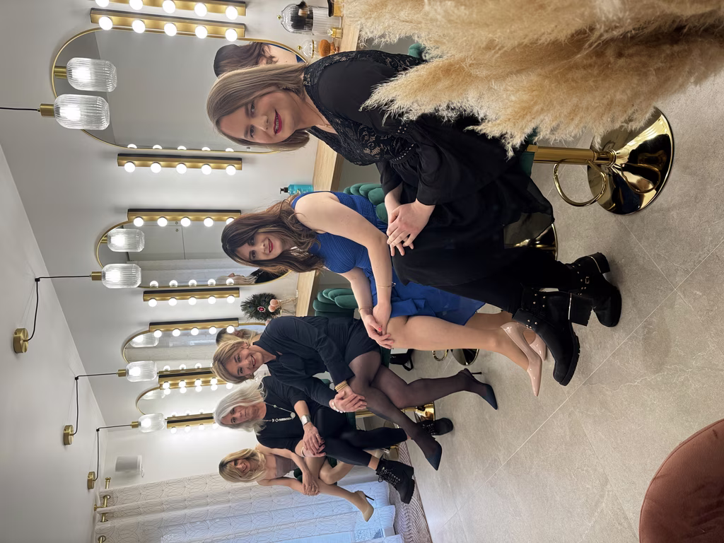Participantes du premier cours collectif de maquillage Transbeauté à Paris, atelier beauté pour personnes transgenres et travesties en studio.