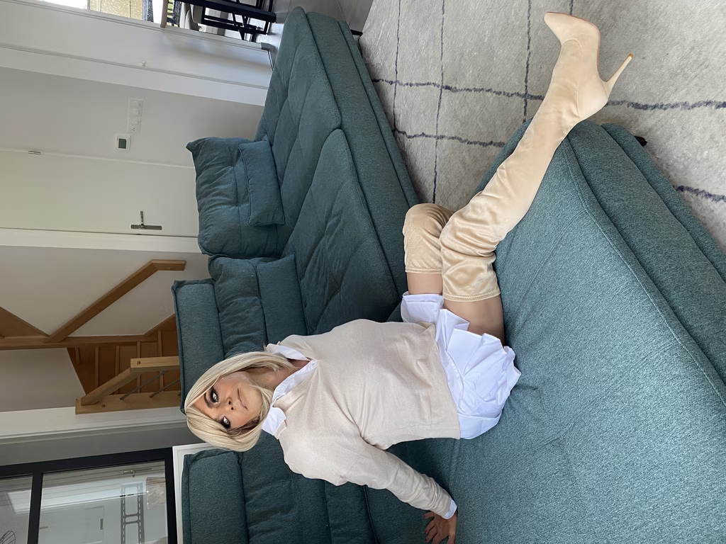 Quand la relaxation rencontre la séduction : voici Vanessa, capturant l'essence de l’innocence taquine avec un soupçon de malice. Son haut décontracté et sa jupe ludique ne sont qu'une douce façade pour les aventures qui attendent. Les bottes longues caressent ses jambes, suggérant des contes de féminité audacieuse et de jeux espiègles. Dans l'intimité de son salon, Vanessa nous invite à rêver plus grand, à oser plus fort et à vivre notre vérité avec un brin de provocateur. Transbeauté célèbre chaque geste audacieux, chaque clignement d'œil coquin, avec Vanessa comme muse de notre audace