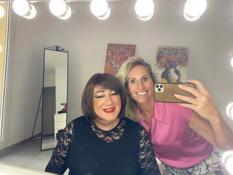 Jennifer accueillant Duelle pour une séance de maquillage pour travesti homme vers femme