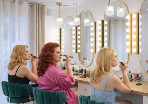 Cours de maquillage en groupe pour personnes transgenres et travesties dans un studio Transbeauté