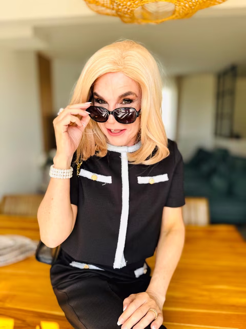Freda travesti avec perruque blonde et maquillage féminin après sa transformation chez Transbeauté à Paris