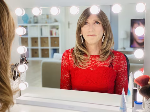 Hélène devant son miroir au studio Transbeauté