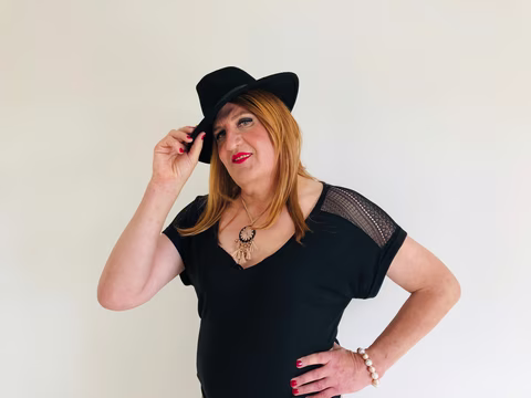 Dominique avec chapeau