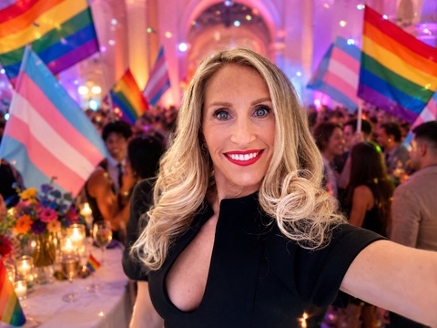 une célébration Pride élégante, presque comme une soirée ou un événement communautaire : festive sans être trop chargée, colorée mais encore assez raffinée. Jennifer reste clairement le sujet principal, avec une ambiance qui suggère la visibilité, la confiance, la joie et l’accueil des identités LGBTQIA+, notamment trans