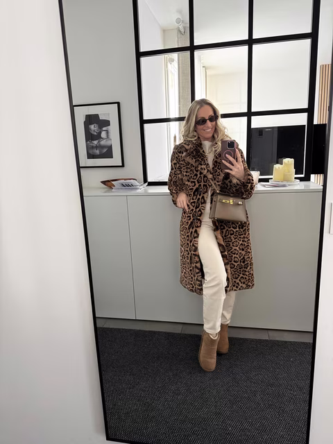 Avec style et à la mode, Jennifer, fondatrice de Transbeauté. Studio maquillage pour femmes transgenres et travestis