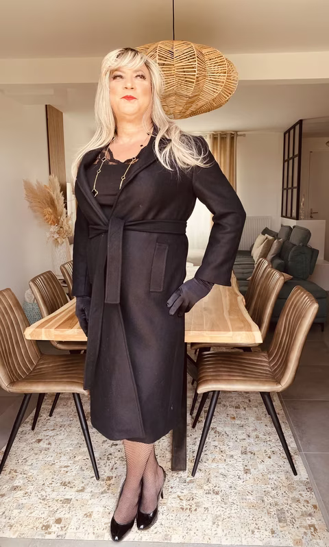 Naviguer entre deux mondes : un défi pour les travestis et, à un degré différent, pour les personnes transgenres. Un pied dans la vie quotidienne, l'autre dans un univers de féminité assumée. Cela ressemble parfois à une danse délicate sur une corde raide. Chaque pas révèle un peu plus de soi. Laura, que j'ai reçue pour une séance de féminisation chez Transbeauté, vit entre ces deux mondes. Elle navigue avec ambivalence entre son identité masculine publique et sa féminité privée, assumée. Cette dualité peut causer de la confusion, mais aussi et surtout permettre un enrichissement et une diversité personnelle intenses