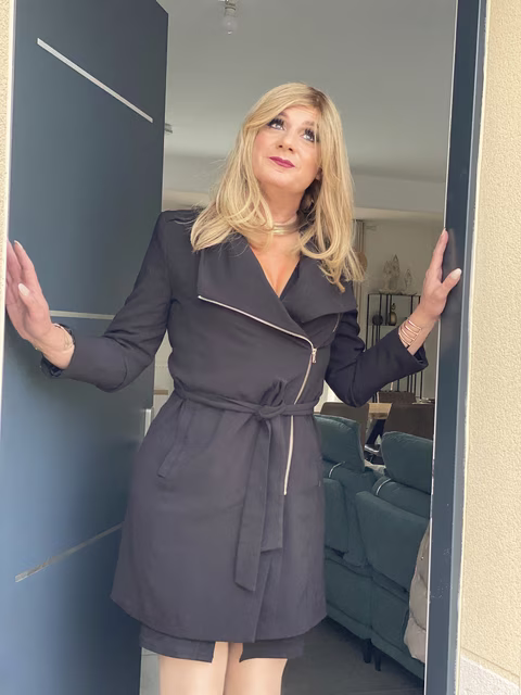 Lilly en manteau femme travestie