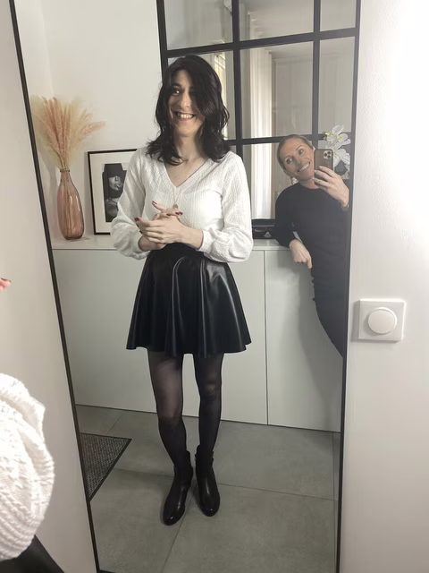 Habillage de Noémie transgenre avec Jennifer qui prend une photo