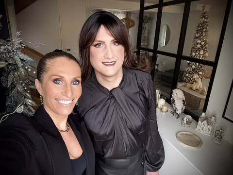 Jennifer pose aux côtés de Roxanne, travestie accompagnée chez Transbeauté lors d’une séance de féminisation. Le maquillage est naturel, structuré et lumineux, pensé pour mettre en valeur les traits tout en respectant la personnalité de Roxanne. L’image reflète un moment de confiance, de douceur et d’authenticité, dans un cadre chaleureux et bienveillant.
