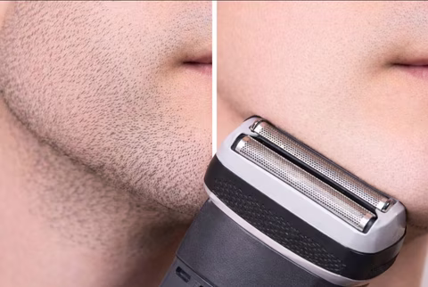 Rasoir électrique rasant la barbe de près pour préparer la peau avant le maquillage