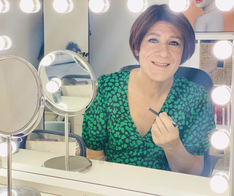Roxanne pendant une séance de maquillage
