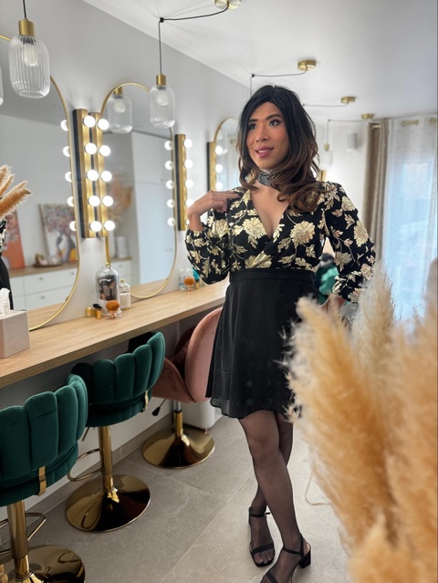 Sarah, travesti accompagnée par Transbeauté, pose au studio après sa séance de maquillage, en tenue féminine, avant de raconter sa première sortie shopping en femme