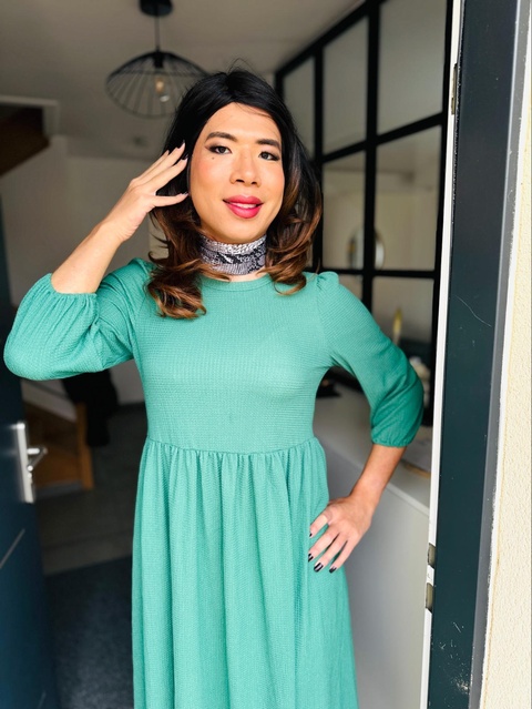 Sarah pose en robe verte après sa séance de maquillage Transbeauté, avant de raconter sa première sortie shopping et son chemin vers plus de confiance.