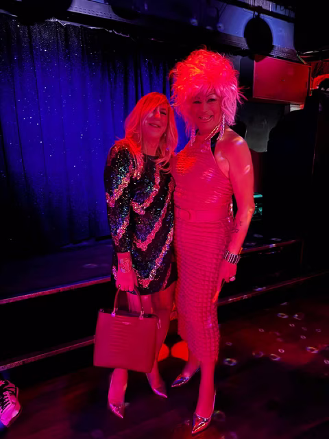 Lors de la première soirée GLITS, l'énergie festive était palpable, et chaque détail brillait de créativité et de diversité. Sur scène, une des performances captivantes a été celle de cette superbe personne en robe rose texturée, incarnant à la perfection l'esprit flamboyant de la soirée. Le style audacieux, avec une coiffure rose éclatante et des accessoires scintillants, a parfaitement reflété l'atmosphère de liberté et d'expression qui régnait au Tango Paris. GLITS est un espace inclusif et bienveillant, célébrant chaque identité avec éclat et respect