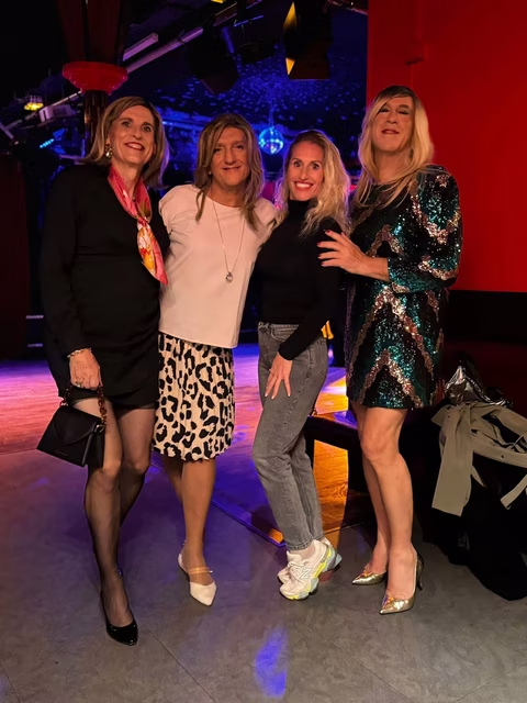 Entourée de mes chères amies Pascale, Deborah, et Julia, la première soirée GLITS a été un moment inoubliable. Cette photo illustre parfaitement l'esprit bienveillant et inclusif de l'événement, où chacune a pu s'exprimer et partager des moments de joie. La diversité et le soutien étaient au cœur de cette soirée, et je suis tellement heureuse d'avoir passé ces instants en si bonne compagnie. Un grand merci à vous toutes pour votre présence et vos sourires éclatants ! Hâte de vous retrouver pour la prochaine édition