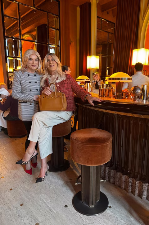 Freda à gauche et Queen D à droite dans un lieu chic à Paris, lors d’une sortie Transbeauté entre féminisation, accompagnement travesti et élégance