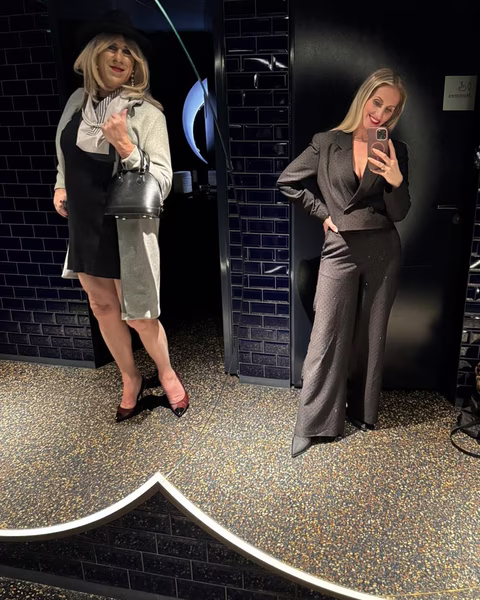 Deborah et Jennifer posent avec style dans un cadre moderne et élégant. Un moment complice qui reflète l’assurance et la féminité, mis en valeur par un éclairage raffiné