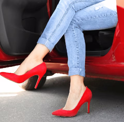 Sortir et entrer dans une voiture avec des talons