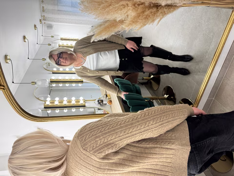 Stéphanie au studio Transbeauté devant le miroir : séance de féminisation et conseils look pour travesti, avant une sortie en public