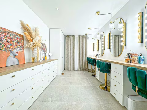 Studio de maquillage professionnel Transbeauté pour transgenres et travestis