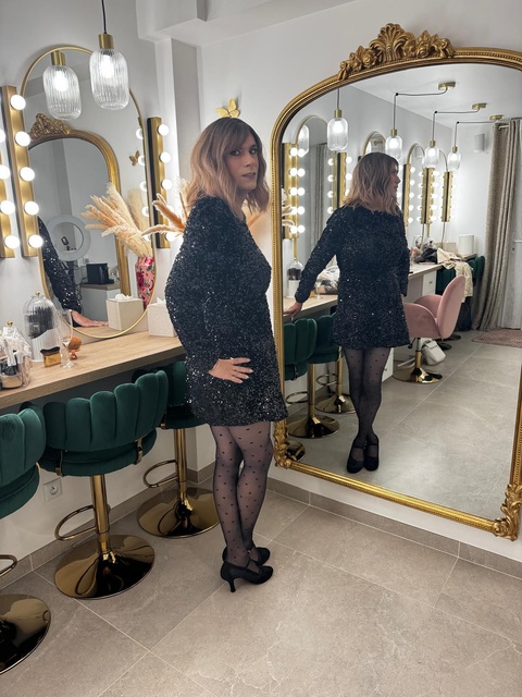 Tina pose au studio Transbeauté après une séance maquillage, plus confiante dans son image et sa féminité qu'à ses débuts