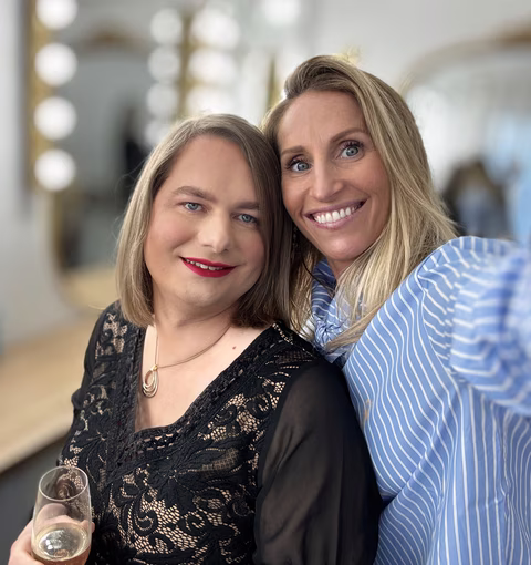 Jennifer et Justine lors d’un cours collectif de maquillage Transbeauté à Paris, atelier beauté pour personnes transgenres et travesties