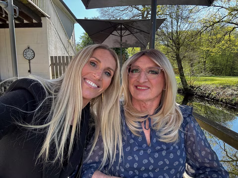 Jennifer de Transbeauté avec une cliente blonde en pleine nature, toutes deux rayonnantes et complices.