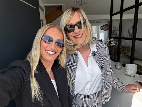 Jennifer et sa cliente stylée en tailleur posent avec assurance sous le soleil, complices et élégantes.