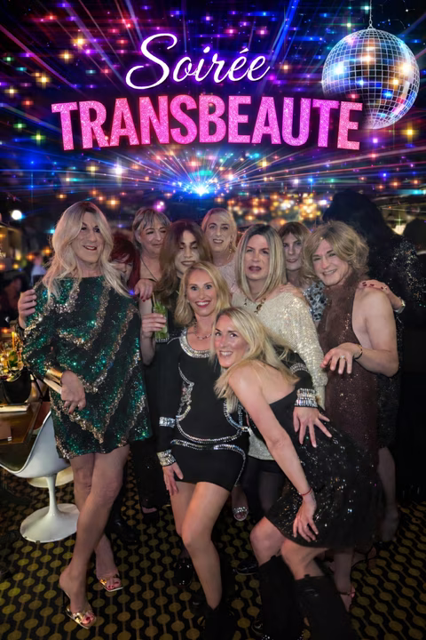 Photo de groupe Soirée Transbeauté avec plusieurs participantes travesties ou transgenres en tenues à sequins, maquillages festifs et ambiance disco lumineuse