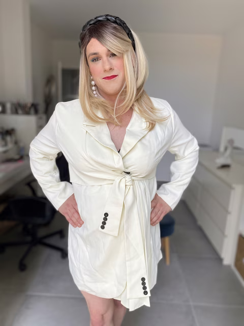 Femme en trench coat transgenre