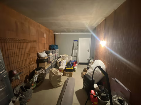 Une pièce en cours de rénovation pour devenir une partie du nouvel espace de Transbeauté. Actuellement en plein travaux, la pièce est remplie de matériel de construction, de cartons et d'outils. Une échelle se dresse au fond de la pièce, prête pour les prochaines étapes de l'aménagement. Les murs encore bruts et le sol jonché d'équipements illustrent l'engagement et l'effort en cours pour transformer cet espace en un studio de maquillage accueillant et moderne. C'est une étape cruciale dans la métamorphose de Transbeauté, promettant un futur lumineux et raffiné pour toutes les clientes