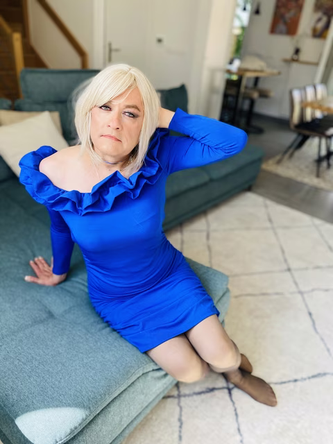 Femme transgenre travesti en robe à fourreau bleue